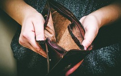 Tiêu hết tiền chồng gửi về, vợ bịa chuyện bị đánh thuốc mê cướp tài sản