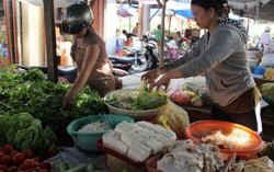 Chợ thực phẩm TPHCM: Giá 'mềm', sức mua vẫn chậm