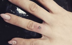 Rộ mốt bấm kim cương lên tay thay nhẫn cưới 