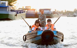 Huyền My, Ngọc Hân đi ghe xuồng tặng sách tại Chợ nổi Cần Thơ