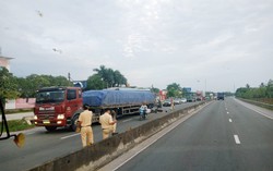 Đâm vào đuôi xe đầu kéo, chồng tử vong vợ nguy kịch