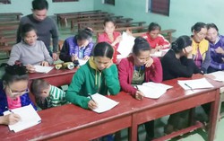 Bà nội, bà ngoại đi học đánh vần