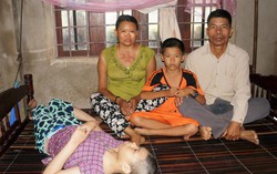  Chồng tảo tần nuôi vợ liệt, con bại não mơ xây được nhà vệ sinh