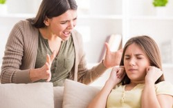 Xin ba mẹ đừng 'con yêu, con ghét' như đâm dao vào tim con mỗi ngày