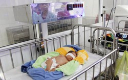 Bé gái sơ sinh chưa rụng rốn bị bỏ rơi trong đêm lạnh giá