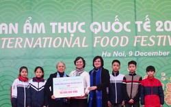 Các nhà ngoại giao quyên góp ủng hộ trẻ mồ côi, khó khăn