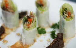 Bánh ướt cuộn thịt bò, rau củ