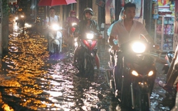 Hà Nội ngập sâu sau cơn mưa giải nhiệt