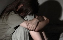 Sang nhà hàng xóm chơi, kẻ đồi bại dở trò với bé gái 8 tuổi