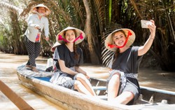 Phạm Hương, Clarissa Molina mặc bà ba, lội bùn bắt cá ở miền Tây