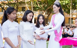 Hoa hậu Trần Tiểu Vy trích tiền thưởng tặng 20 suất học bổng khi về thăm trường cũ