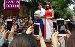 Hàng trăm người hiếu kì xem đám cưới cô dâu chuyển giới