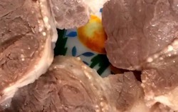 Bắc Ninh: Công ty cung cấp thực phẩm cho 19 trường học bị tố dùng thịt lợn nhiễm sán, gà bốc mùi