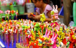 Cùng bạn bè nước ngoài tập nặn tò he