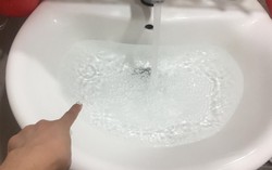 Người dân một số khu vực Hà Nội lo lắng vì nước sinh hoạt có mùi lạ
