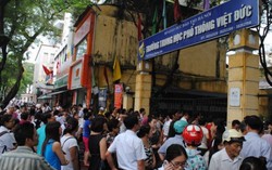Phụ huynh vây kín cổng trường thi lớp 10