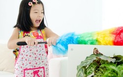 2 tuổi bé đã có thể vào bếp trổ tài