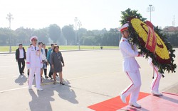 Đoàn đại biểu Hội LHPN Cuba vào Lăng viếng Chủ tịch Hồ Chí Minh 