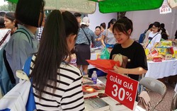Người lớn, trẻ em đội nắng chen chân tại Hội sách mùa thu 2018 