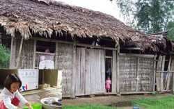 Xót xa bé gái lớp 1 làm chỗ dựa cho cha mẹ