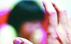 Bắt giam gã cha dượng nhiều lần xâm hại bé gái