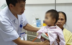 Uống nhầm dầu hỏa, bé 20 tháng tuổi bị viêm phổi