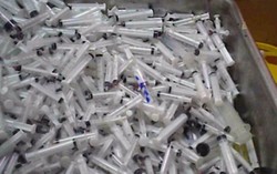 Chôn rác thải ngay trong khuôn viên bệnh viện 