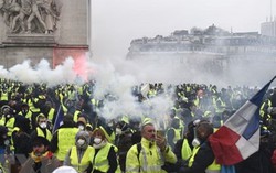 Không chịu nổi sức ép từ người dân, Pháp chính thức hoãn tăng thuế