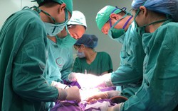 Bé sơ sinh bị sốt cao, nôn nhiều, đi khám thì bị bệnh này