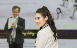 Á hậu Tú Anh tặng sách cho sinh viên trước ngày cưới
