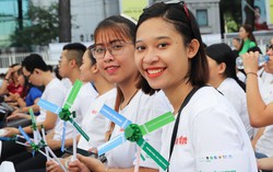 Chiến dịch ‘Chuyến xe văn minh’ đã trao tặng 5.000 mũ bảo hiểm cho học sinh