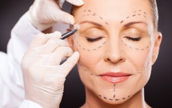 Người phụ nữ không thể tự chủ đi vệ sinh sau phẫu thuật thẩm mỹ