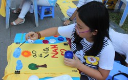 Thiếu nhi TPHCM hào hứng tham gia hội thi vẽ trên áo dài