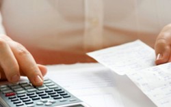 Vợ có nên giữ toàn bộ tiền lương của chồng