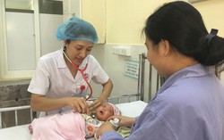 Con nhập viện cấp cứu vì mẹ uống nước lá cây lợi sữa