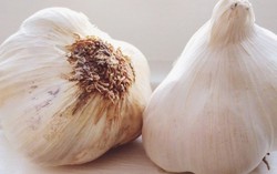 Dùng thìa muỗng khử mùi tỏi ở tay