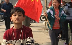 Ninh Hiệp: Học sinh đập cửa, ép bạn nghỉ học