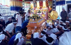 Quê nghèo chìm trong khăn tang trắng