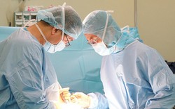 Phẫu thuật cho nữ bệnh nhân bị trượt đốt sống lưng bằng phương pháp hiện đại