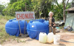 Cụ Hườn tặng nước ngọt giữa mùa hạn mặn
