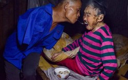 Người con không tay bón cơm cho mẹ già 