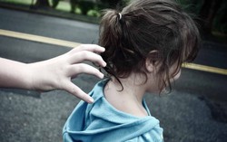 Khi bị xâm hại tình dục thì báo cho cơ quan nào?