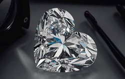 Giá 15 triệu USD của kim cương hình trái tim 92 cara