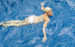 Răng, tóc... 'đại kỵ' với nước bể bơi