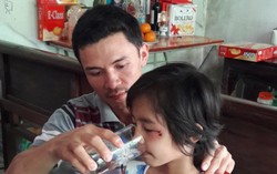 Đau lòng cảnh bé nhìn di ảnh mẹ đợi cho đi siêu thị