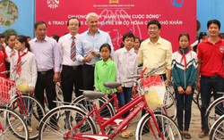 Trao quà trị giá hơn 220 triệu đồng cho học sinh nghèo