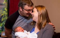 Nhân viên y tế đẻ rơi con bên vệ đường vì chuyện tế nhị