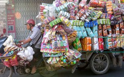 Sài Gòn ngàn lẻ một kiểu tận dụng xe máy
