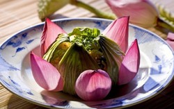 Món gà hấp lá sen đầu mùa 