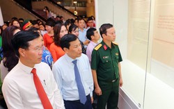 Khai mạc triển lãm 'Những tấm gương bình dị mà cao quý'